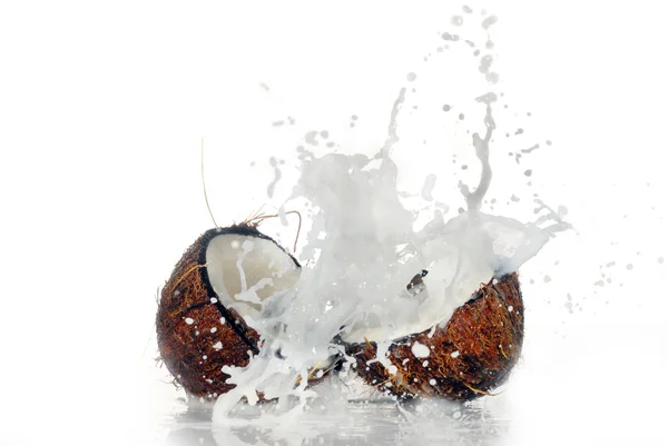 ひびの入ったココナッツ — ストック写真