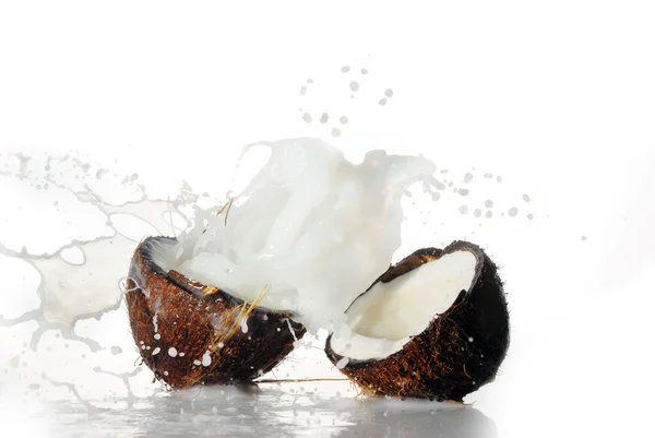 Gebarsten kokosnoot — Stockfoto
