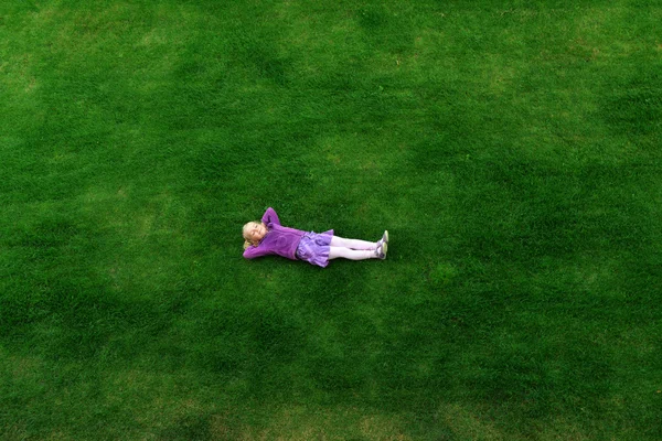 Flicka på gräs — Stockfoto