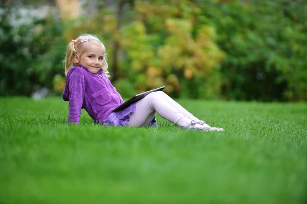 Ragazza con computer portatile — Foto Stock