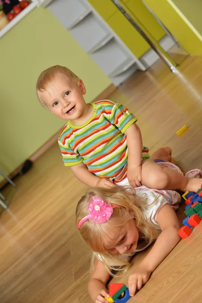 Niño con su hermana — Foto de Stock