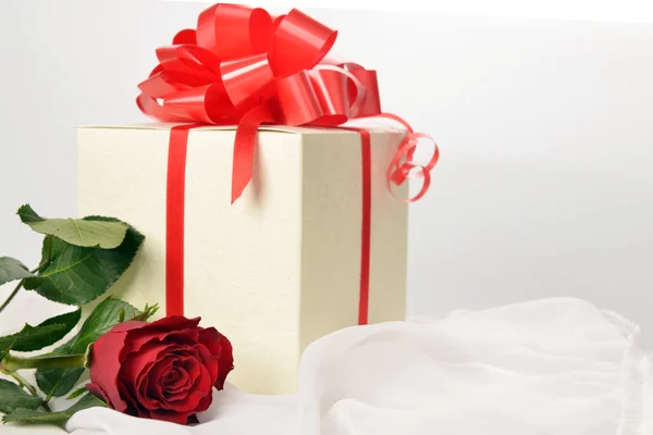 Present box with rose — Stock Photo, Image