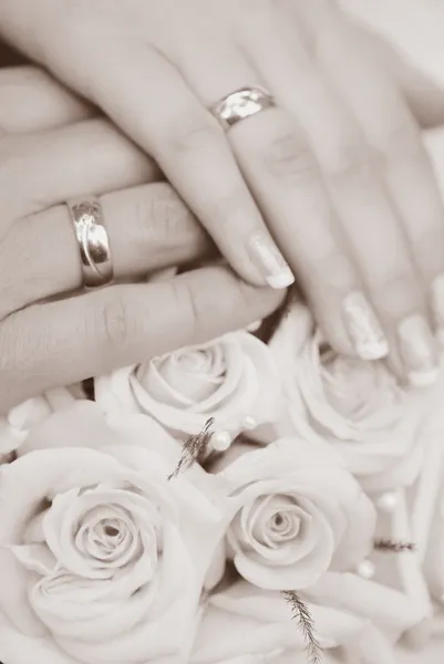 Bruid en bruidegom handen — Stockfoto