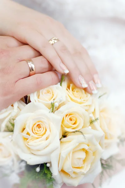 Braut und Bräutigam Hände — Stockfoto