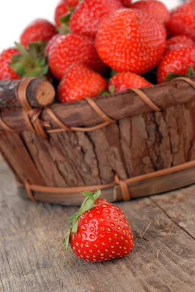 Korb mit Erdbeeren — Stockfoto