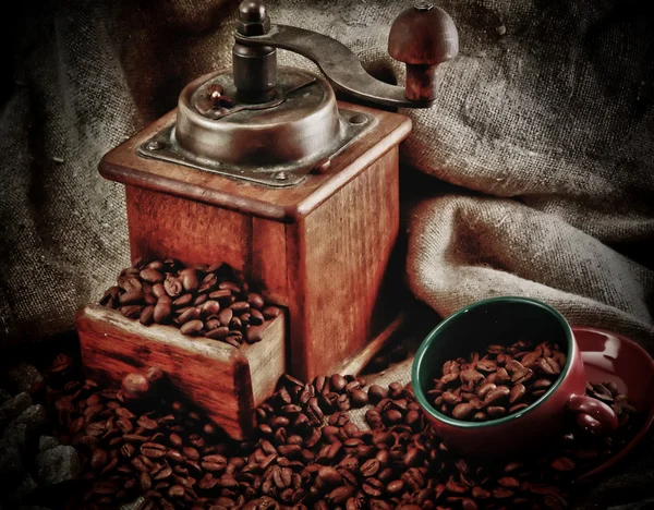 Retro coffee grinder with cup — Stock Photo, Image