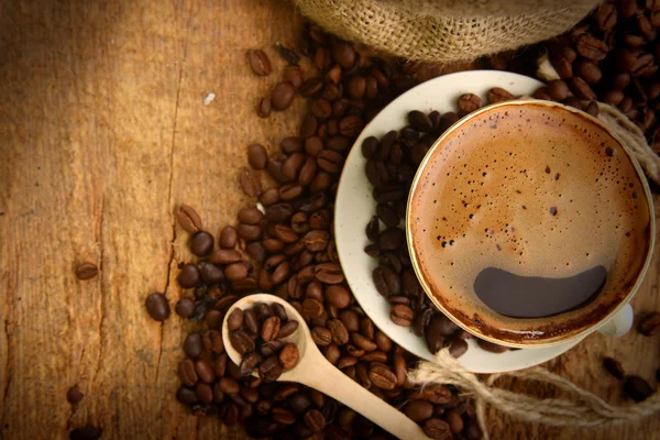 咖啡豆和咖啡杯 — 图库照片