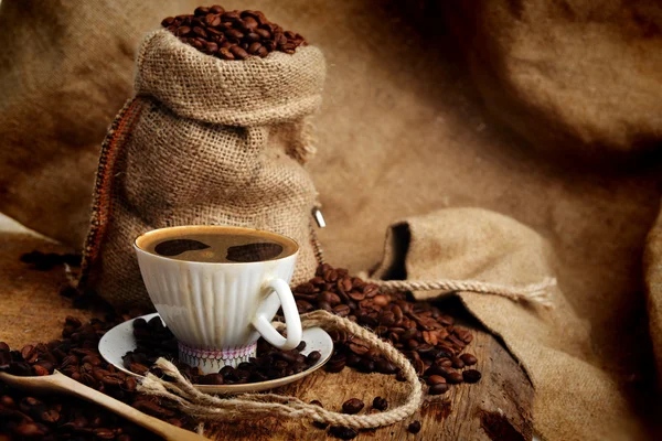 Kaffebønner og kaffebønner og kaffekopp – stockfoto