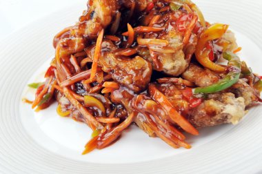 kırmızı soslu tavuk