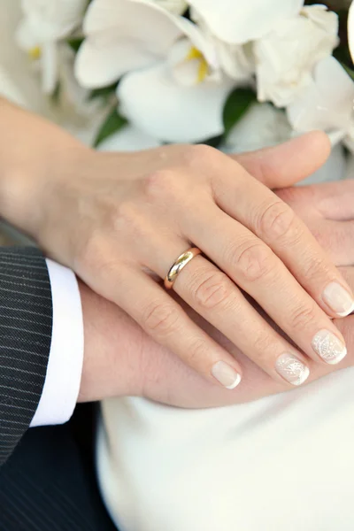 Manos con anillos de boda —  Fotos de Stock