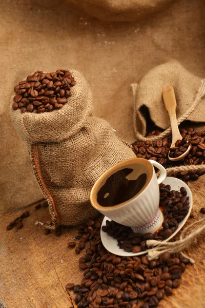 Café en grains et cupCoffee en grains et tasse — Photo