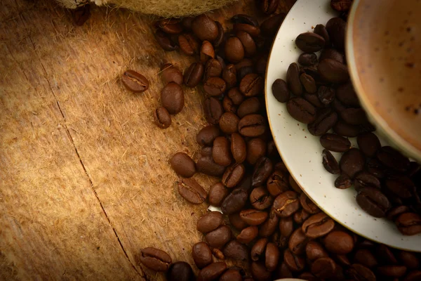 Chicchi di caffè e tazza — Foto Stock