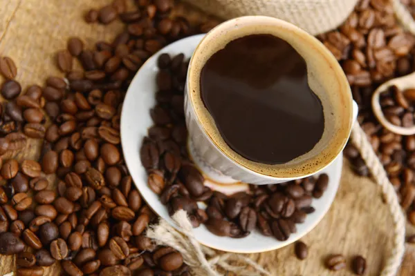 Chicchi di caffè e tazza — Foto Stock