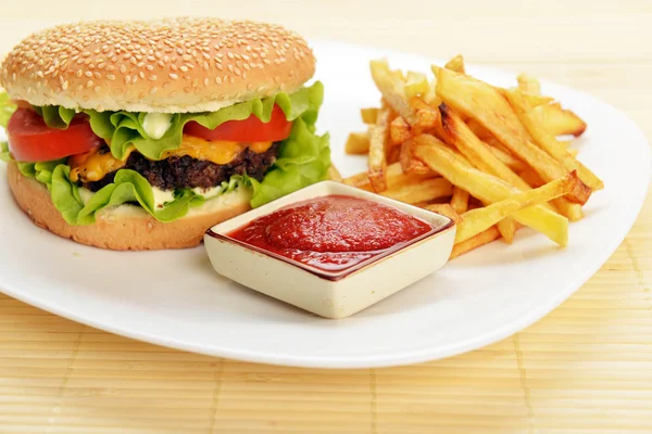 Hamburger savoureux — Photo