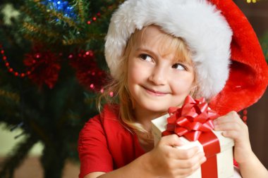 Noel Baba şapkalı kız