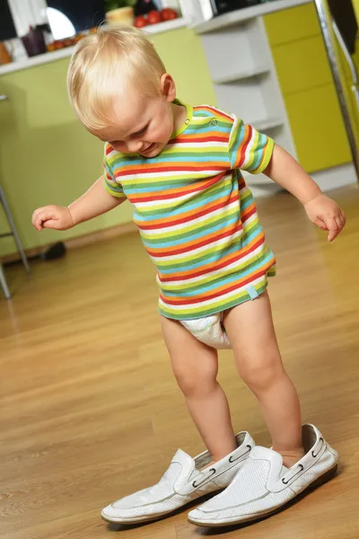 Jongen in grote schoenen — Stockfoto