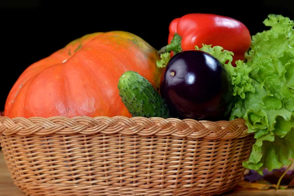 Verduras en mimbre — Foto de Stock