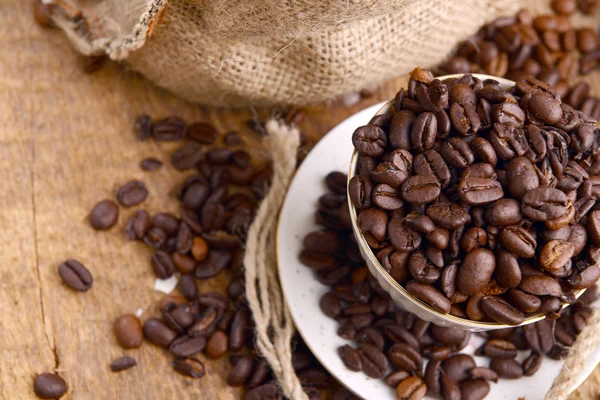 Chicchi di caffè e tazza — Foto Stock