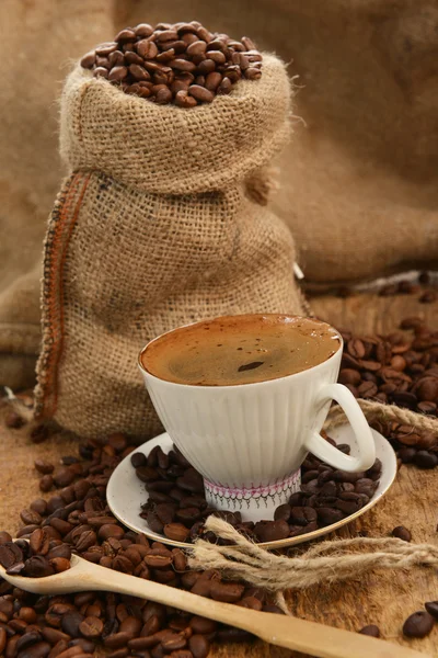 Kaffebönor och cupcoffee bönor och cup — Stockfoto