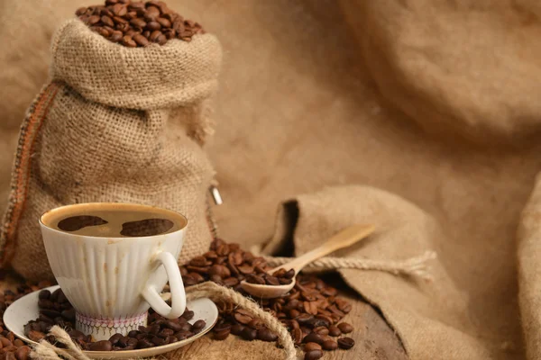 Koffiebonen en -bekers — Stockfoto