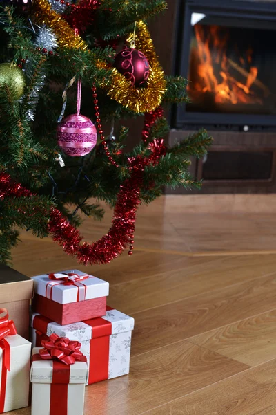 Christmas tree and gift — Stock Photo, Image