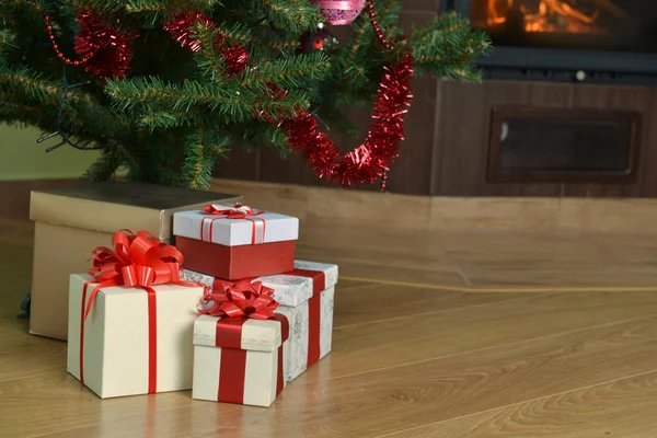 Christmas tree and gift — Stock Photo, Image