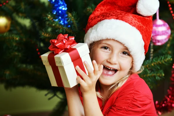 Menina em santa cap — Fotografia de Stock