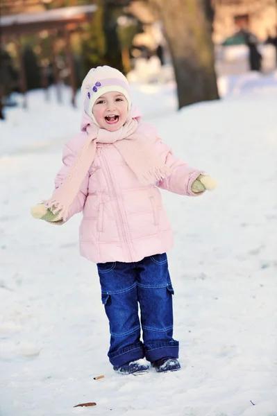 Girl playing in park — Stock Photo, Image