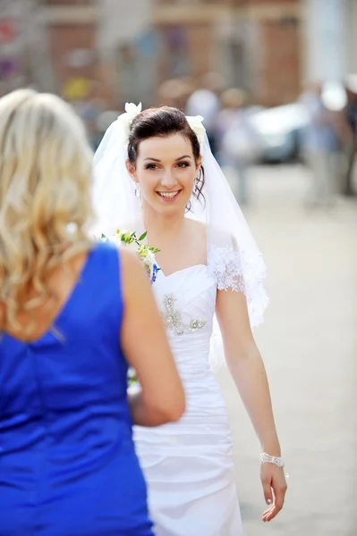 Vrouw in trouwjurk — Stockfoto