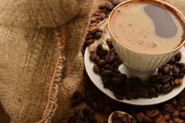 Kahve çekirdeği ve fincan.