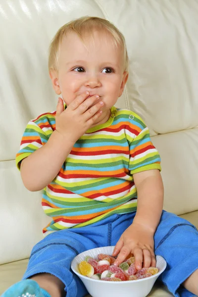 Jongen eten snoep — Stockfoto