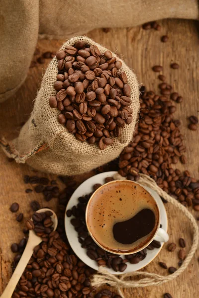 Coffee beans and cupCoffee beans and cup — Stock Photo, Image