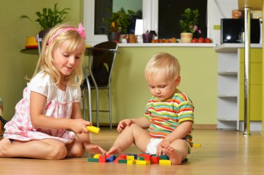 çocuk kız kardeşi ile