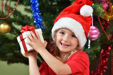Noel Baba şapkalı kız