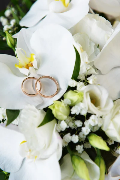 Wedding bouquet and rings — Stock Photo, Image