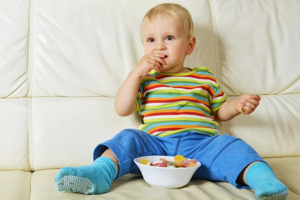Chlapec jíst sladkosti — Stock fotografie