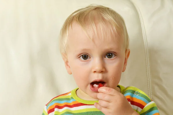 お菓子を食べる少年 — ストック写真
