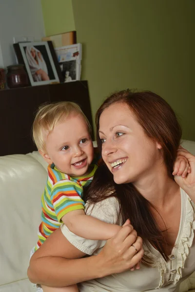 Madre con niño —  Fotos de Stock