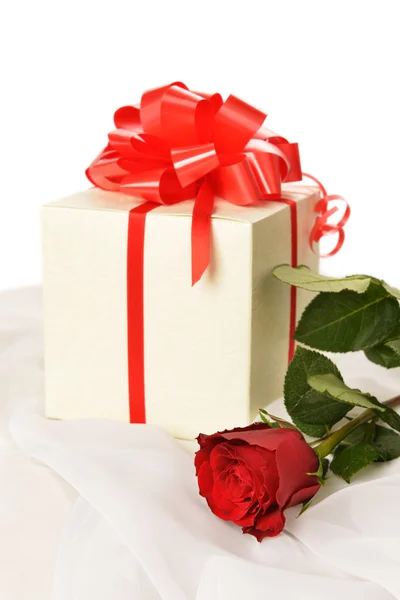 Geschenkbox mit Rose — Stockfoto