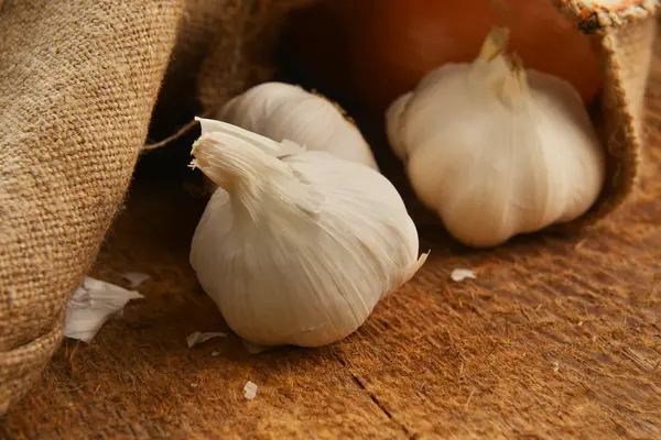 Ripe garlic — Stock Photo, Image