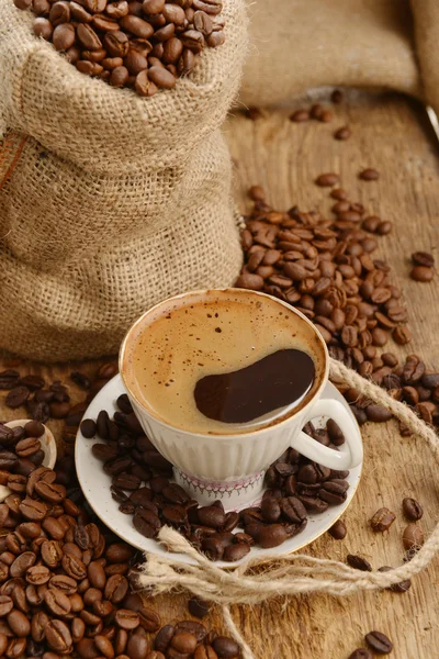 Café en grains et cupCoffee en grains et tasse — Photo