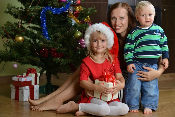 Kinderen met moeder — Stockfoto