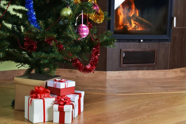 Kerstboom en geschenk — Stockfoto
