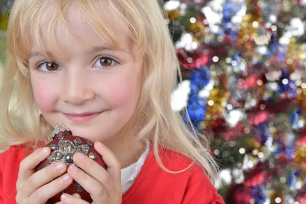 Dívka u vánoční jedle — Stock fotografie