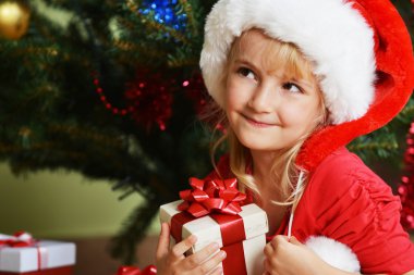 Noel Baba şapkalı kız