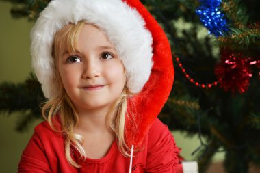 Noel Baba şapkalı kız