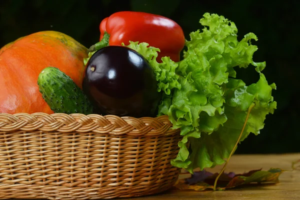 Verduras en mimbre — Foto de Stock