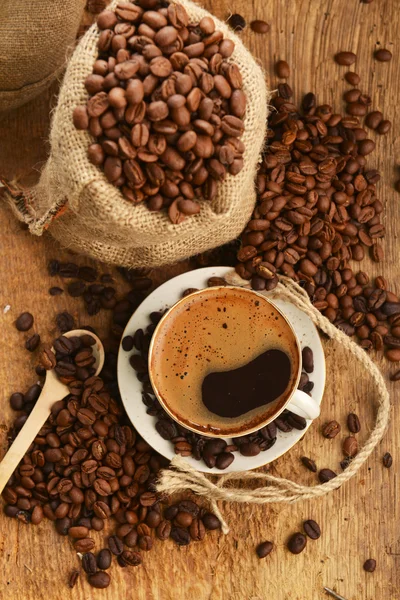 Coffee beans and cupCoffee beans and cup — Stock Photo, Image