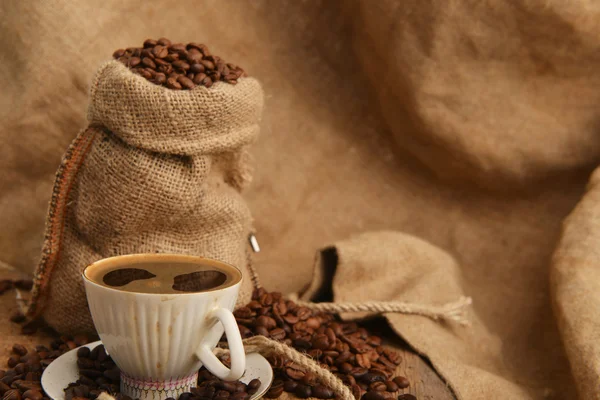 Coffee beans and cup — Stock Photo, Image