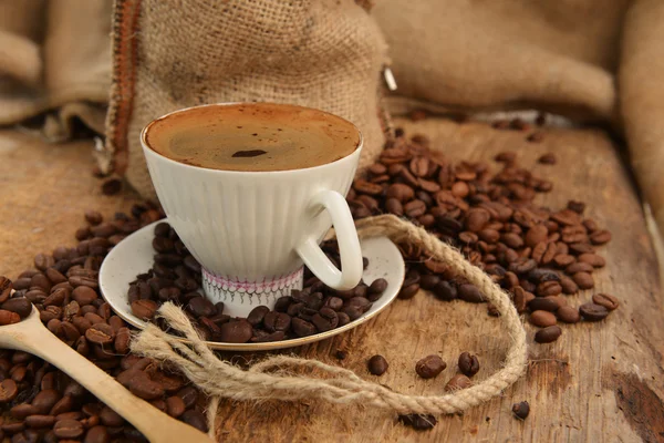 कॉफी बीन्स आणि कप — स्टॉक फोटो, इमेज